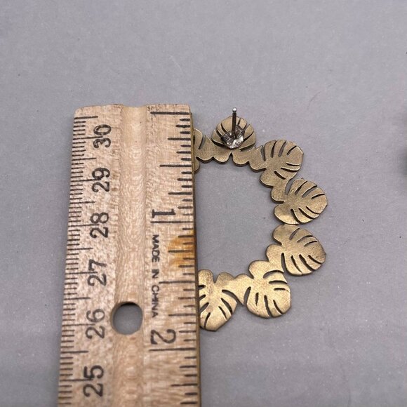 Avrocomy Circle Hawaiian Leaf Stud Brass Earrings Butterfly Closure Gold Tone - Picture 5 of 5